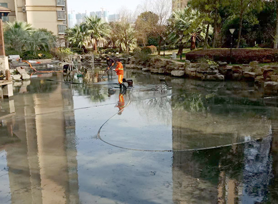 郊区景观池淤泥清理